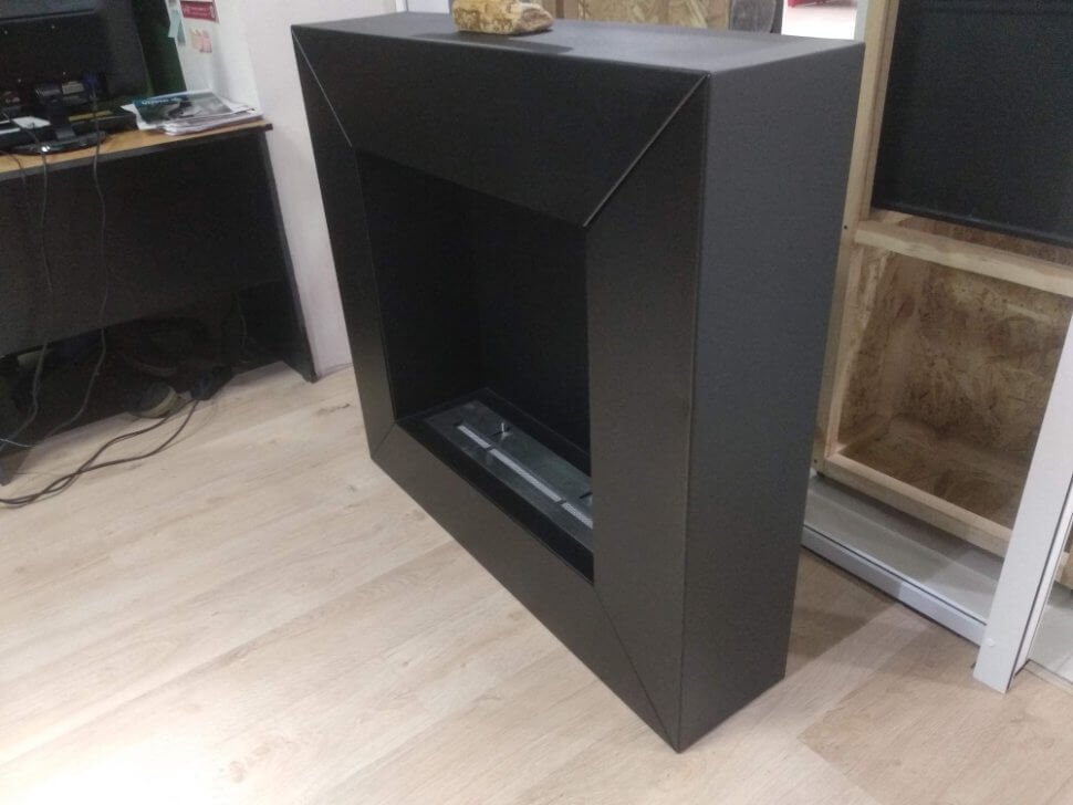 Биокамин в металлическом портале Firezo Kvadro